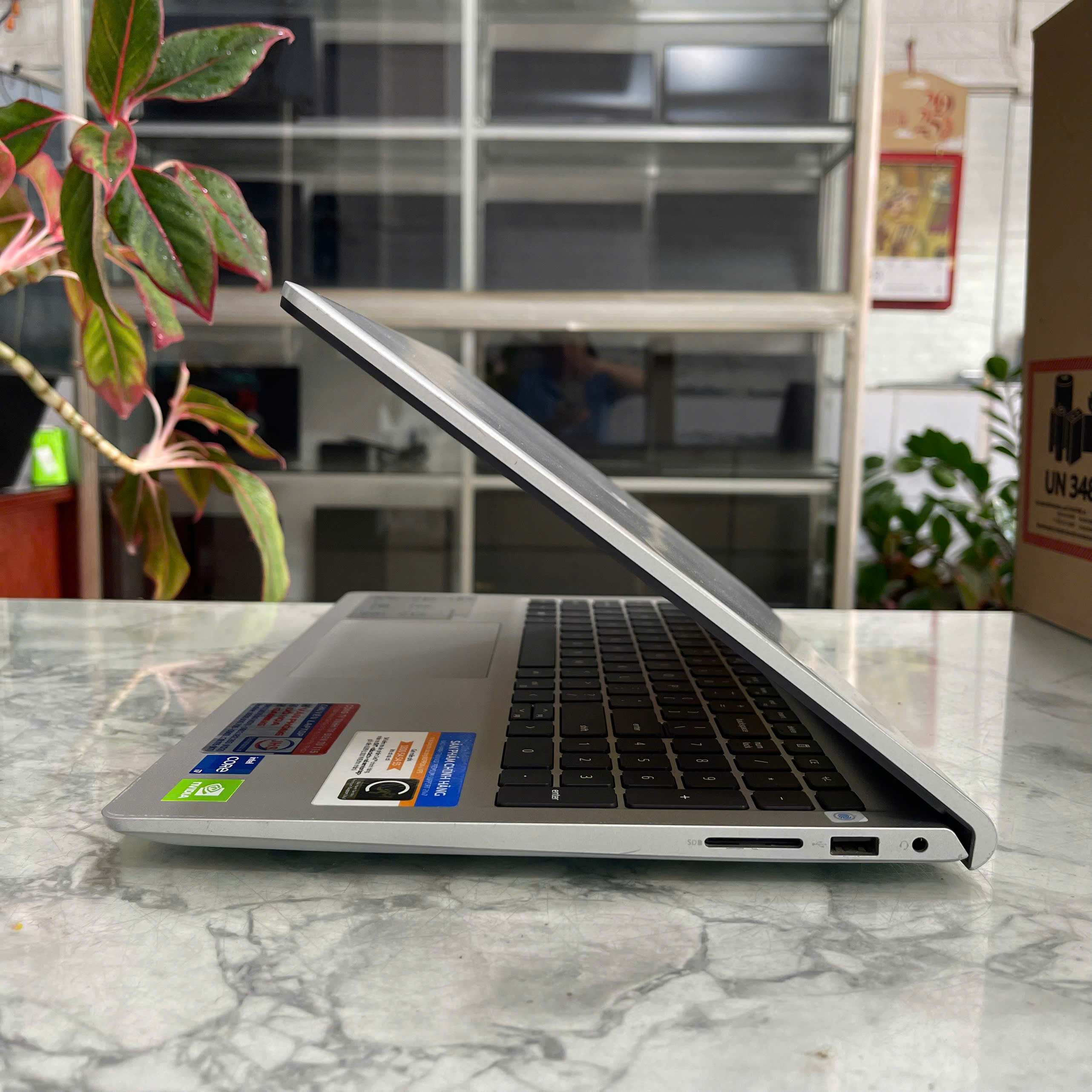 Dell Inspiron 15-3511 Core™ I7-1165G7 Ram 8gb Ssd 512gb Màn Hình : 15.6 Inch IPS NVIDIA GeForce MX350 2GB 