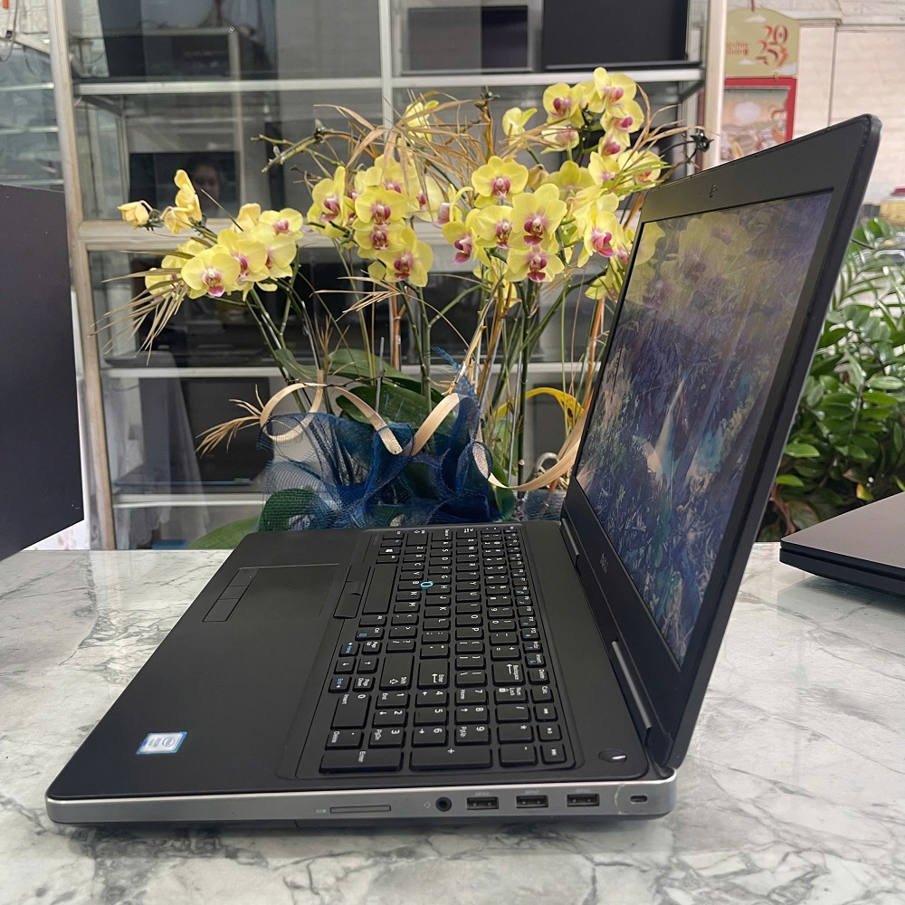 Dell Precision 7520 Xeon E3-1505M RAM 16GB SSD 512GB Quadro M1200 4Gb DDR5 MÀN HÌNH : 15,6 Inch Full HD IPS