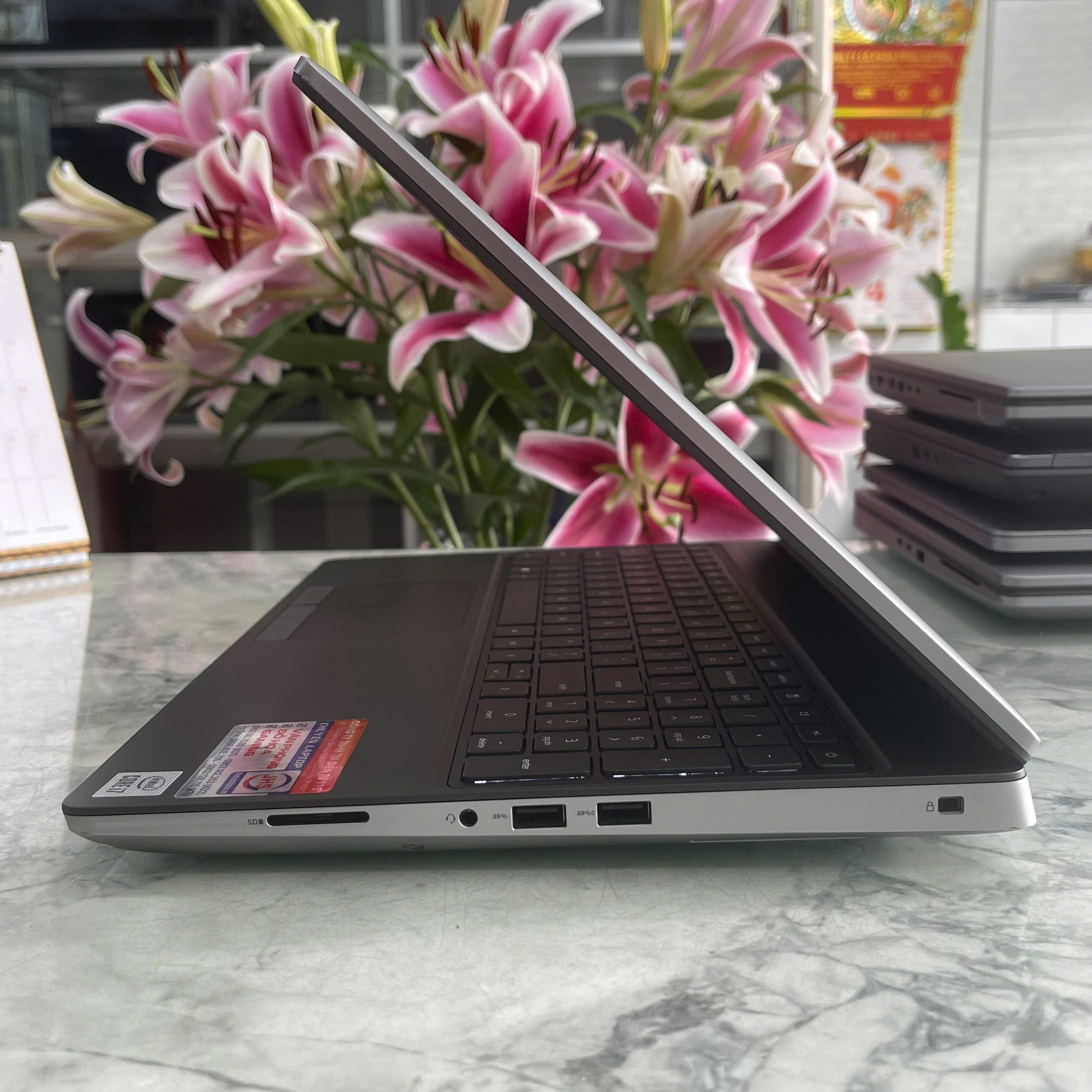 Dell Precision 7550 Core I7-10850H Ram 32Gb Ssd 1.000Gb Nvidia Quadro T2000 4GB GDDR6 Màn Hình 15.6 Inch FHD IPS