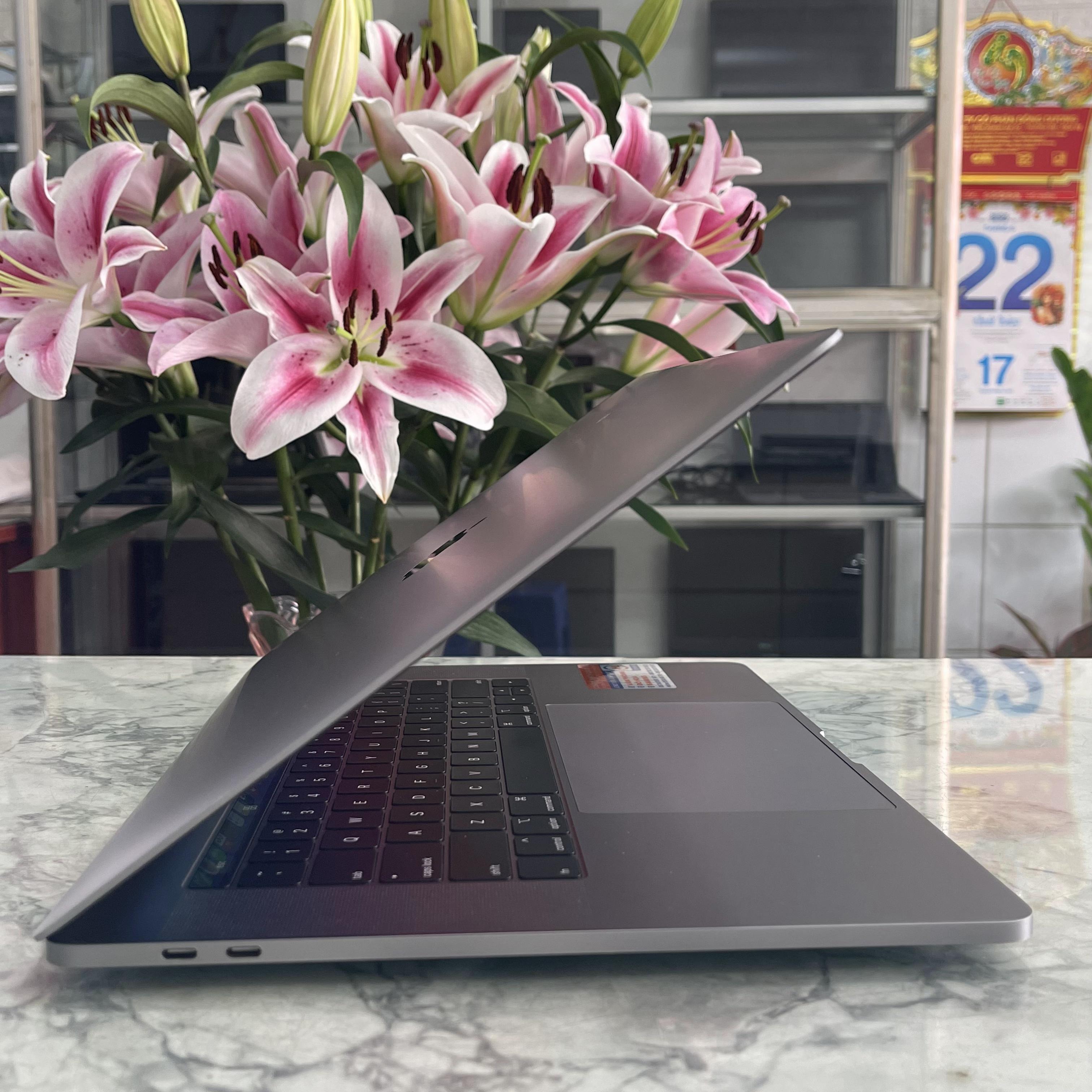 MacBook Pro 2019-16inch  Core i9 RAM 16GB SSD 1.000 GB Radeon Pro 5500M 4GB Touch Bar - Gray